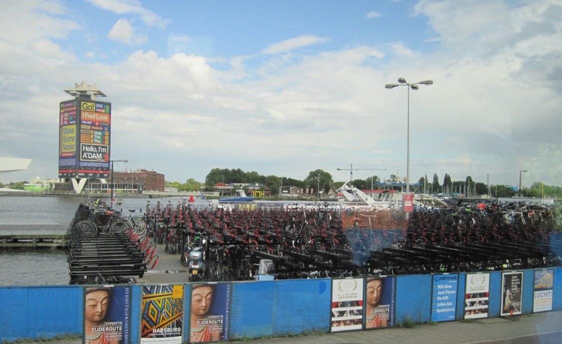 1- Amsterdam- Arrivo ad Amsterdam- Uno dei tanti parcheggi di biciclette
